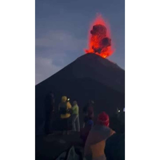Des randonneurs trop près d'une éruption du Volcán de Fuego